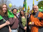 Martina Fahlbusch (ganz links), Kandidatin für die Landtagswahl am 9. Mai im Kreis Höxter, mit Herbert Falke, Martina Denkner und Gisbert Bläsing auf der Anti-Atom-Demo in Ahaus.