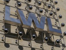 Schriftzug des LWL an der Fassade des LWL-Museums in Münster