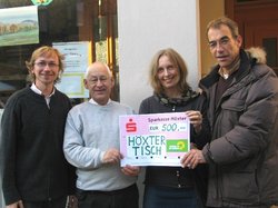 Die Grünen in Höxter unterstützen das soziale Engagement des Höxter-Tisch e. V. mit einer Spende. Von links: Ludger Roters, Grüne, Roland Ogorzelski, 1. Vorsitzender Höxter-Tisch, Martina Fahlbusch, Grüne, und Berno Schlanstedt, Ortsverbandssprecher der G