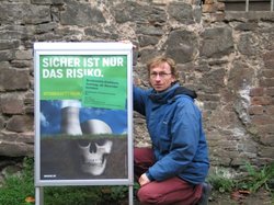 Ludger Roters, Kreisgeschäftsführer der Grünen, wirbt mit einem Anti-Atom-Plakat für die Teilnahme an der Gorleben-Demonstration am 08. November.
