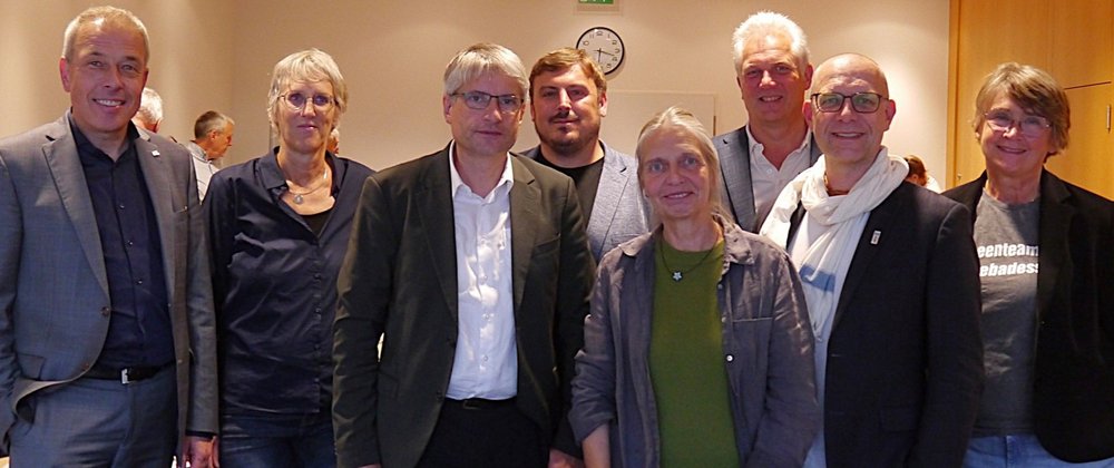 Das Foto zeigt die Teilnehmerinnen und Teilnehmer der Podiumsdiskussion der GRÜNEN im Kreis Höxter zur Gemeinwohlökonomie.