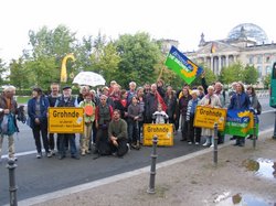 Auch Grohnde gehört abgeschaltet. Die Grünen aus dem Weserbergland demonstrieren in Berlin gegen die Atomenergie. Unter ihnen Herbert Falke, Direktkandidat für den Bundestag im Wahlkreis Höxter-Lippe II (in der ersten Reihe, knieend).