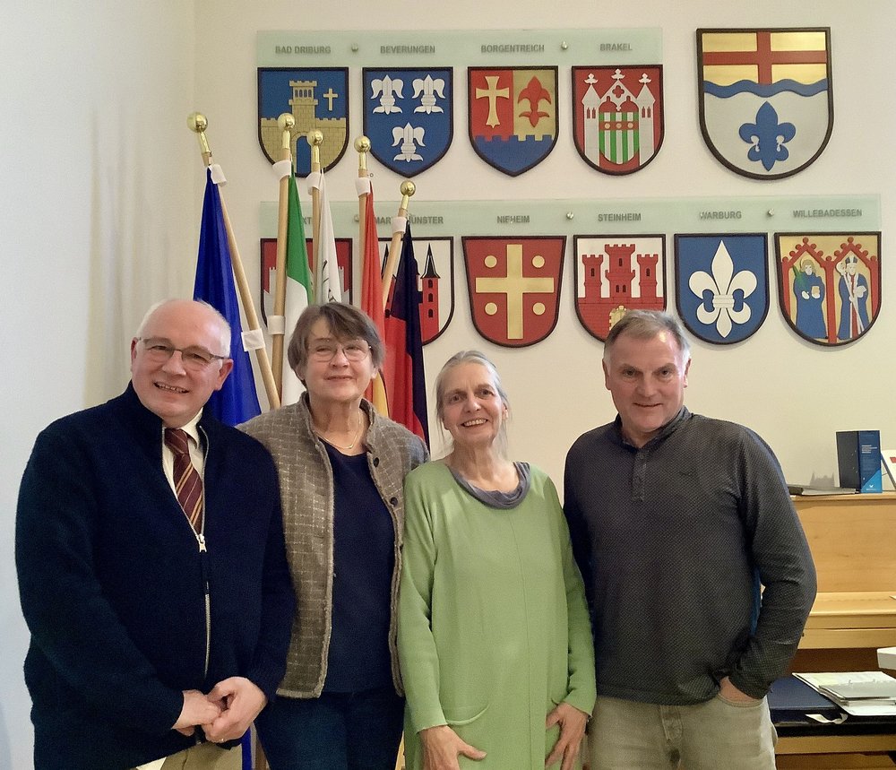Die vier Mitglieder der neuen Fraktion der GRÜNEN im Kreistag des Kreises Höxter (v.l.) Gerhard Antoni, Anne Rehrmann, Martina Denkner, Hermann Ludwig. Im Hintergrund die Wappen der Städte im Kreis Höxter und des Kreises.: