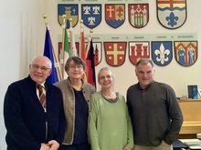 Die vier Mitglieder der neuen Fraktion der GRÜNEN im Kreistag des Kreises Höxter (v.l.) Gerhard Antoni, Anne Rehrmann, Martina Denkner, Hermann Ludwig. Im Hintergrund die Wappen der Städte im Kreis Höxter und des Kreises.: