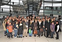 Politisch Reisen bildet besonders intensiv. Teilnehmerinnen und Teilnehmer aus dem Kreis Höxter mit Ute Koczy, MdB, in der Kuppel des Reichstagsgebäudes.